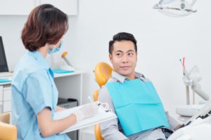 全瓷冠 13 nurse talking to patient in dental chair 2021 08 30 04 03 01 utc 1