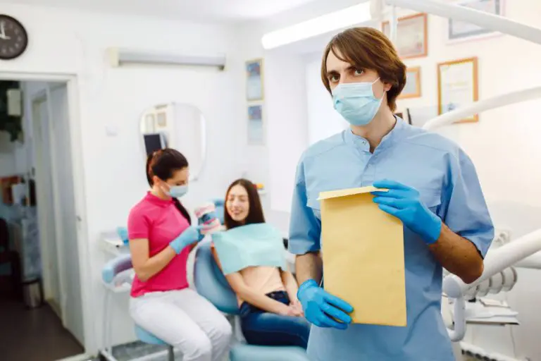 有哪些植牙條件是你要注意的? 10 dentist with documents in hands UGE6K5L