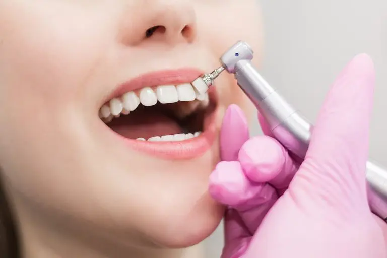 牙齒美白方法多,哪種牙齒美白產品最有效? 4 dentist brushes teeth young girl teeth whitening 2021 09 03 07 58 59 utc 1