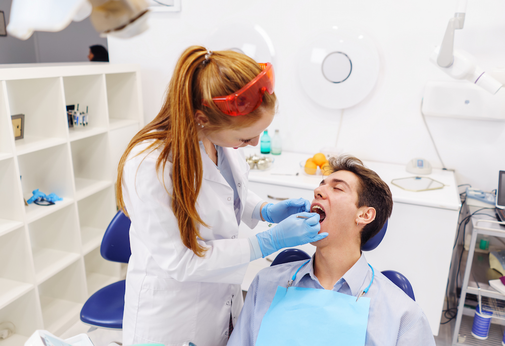 最新消息 2 ginger dentist examining teeth of young patient 2022 01 20 19 48 07 utc 1