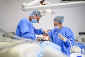 首頁 15 dental surgeon and assistant work putting dental i 2022 12 16 22 39 38 utc