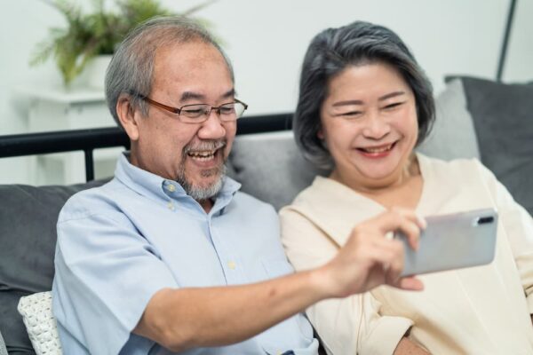 asian-old-woman-and-old-man-hold-mobile-phone-talk-2021-12-10-21-25-10-utc (1)