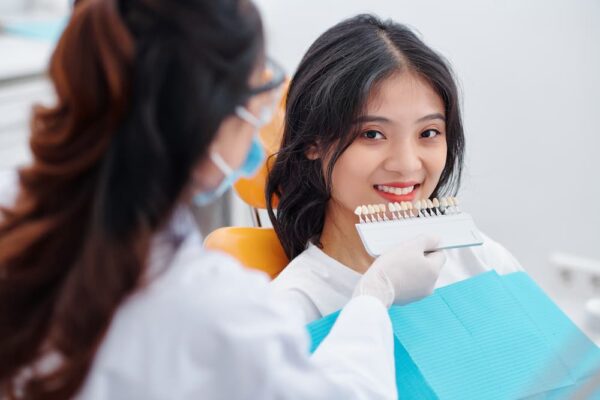 selecting-patient-s-teeth-color-2021-08-30-04-03-08-utc (2)